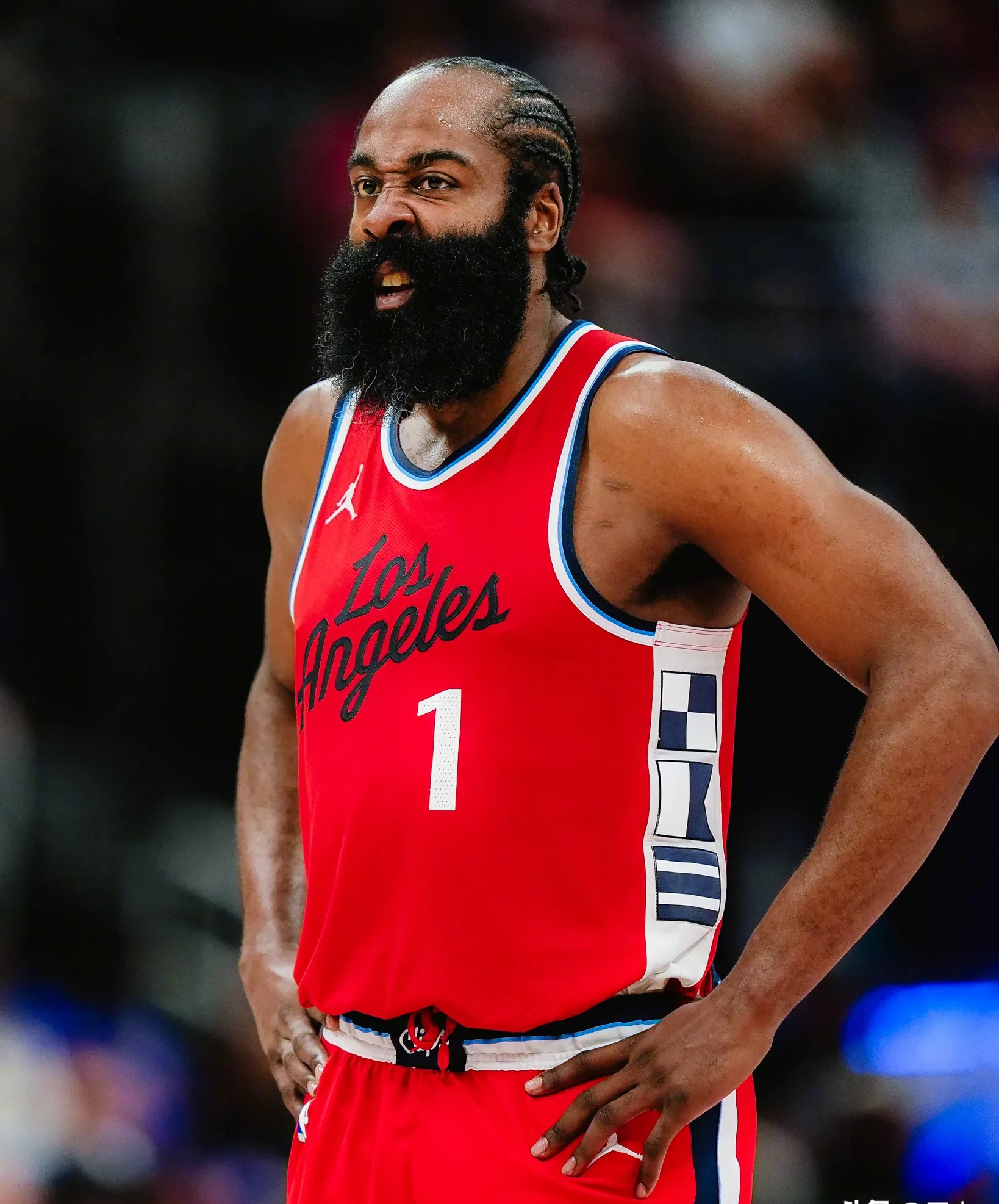 开云体育-哈登重返赛场，出色防守首场状态出色，快船观众沸腾！观众掌声雷动-开云体育